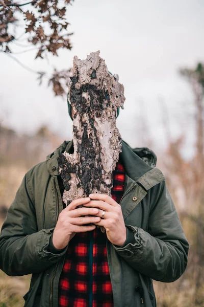 Holding bark — Stock Photo, Image