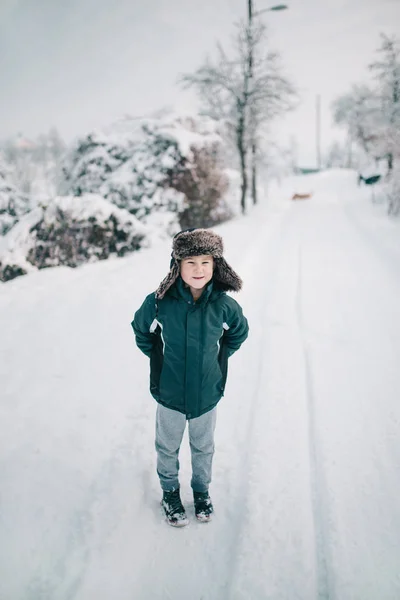 Ragazzo nella neve — Foto Stock