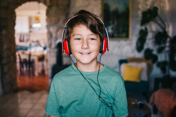 Müzik Dinleyen Sekiz Yaşındaki Çocuk — Stok fotoğraf