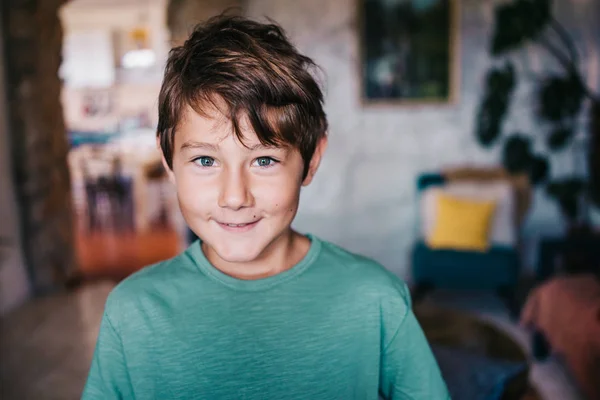Восьмилетний Мальчик Своем Доме — стоковое фото