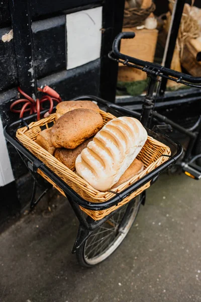 การเลือกขนมปังในตะกร้าจักรยาน — ภาพถ่ายสต็อก