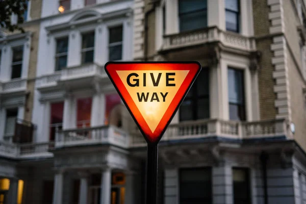 Give way — Stock Photo, Image