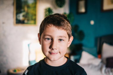 Sekiz yaşındaki çocuk evinde