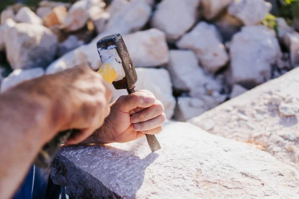 ハンマーとチゼルで作業する石の彫刻 — ストック写真