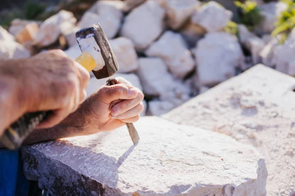 Χαράκτης Πέτρας Που Λειτουργεί Σφυρί Και Σμίλη — Φωτογραφία Αρχείου