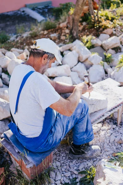 石刻工 用锤子和凿子工作 — 图库照片