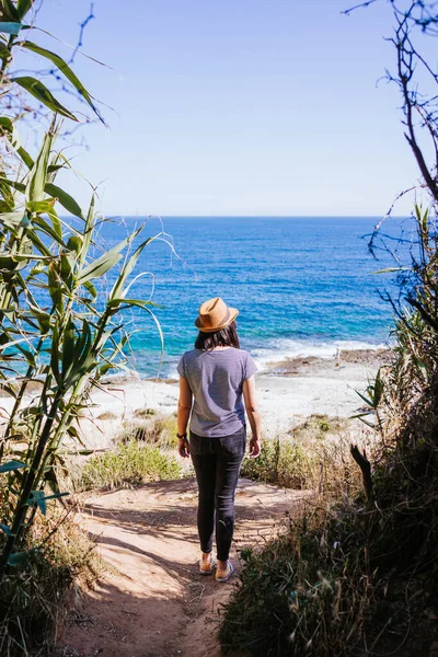 Vista Posteriore Della Donna Cappello Rilassarsi Sul Mare Adriatico — Foto Stock