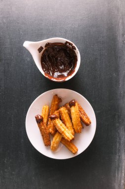 Churros ve çikolata sosu.