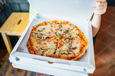 Karton bir kutuda pizza.