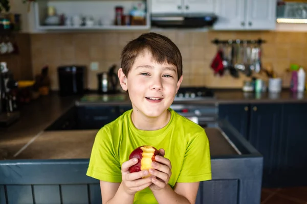 幸せな男の子食べる赤いリンゴ — ストック写真