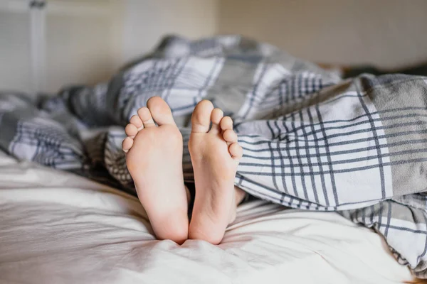 Füße Eines Jungen Der Bett Liegt — Stockfoto