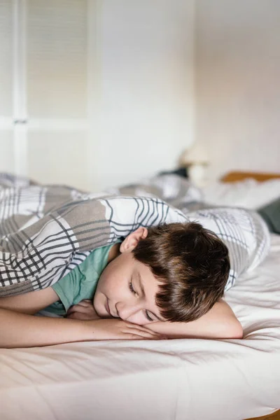 Niño Durmiendo Una Cama Por Tarde — Foto de Stock