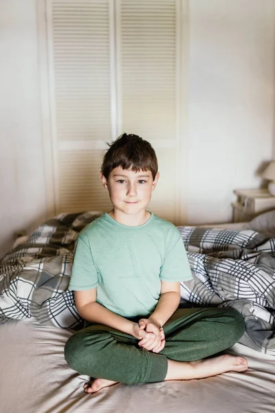 Garçon Dans Une Chambre Assis Sur Lit — Photo