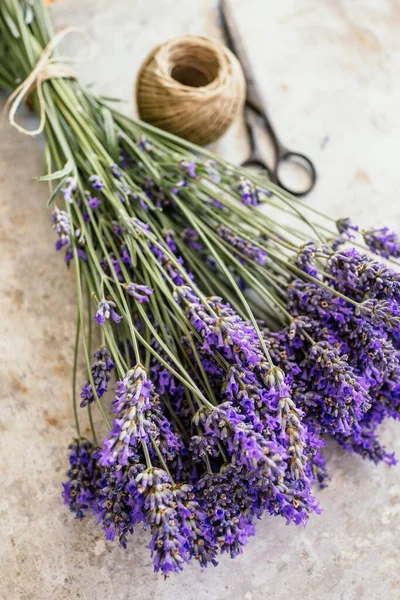 Arrangement Bouquet Lavande Avec Vieux Ciseaux Sur Fond Métallique — Photo