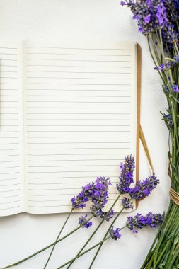 Boş bir kağıda kokulu lavanta buketi. Üst manzara..