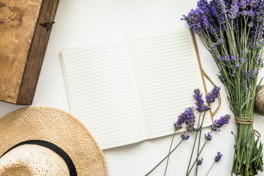 Boş bir kağıda kokulu lavanta buketi. Üst manzara..