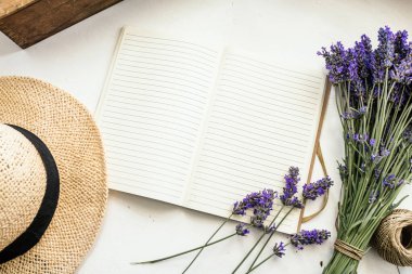 Boş bir kağıda kokulu lavanta buketi. Üst manzara..