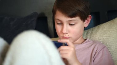 Akıllı telefondan film izliyorum.