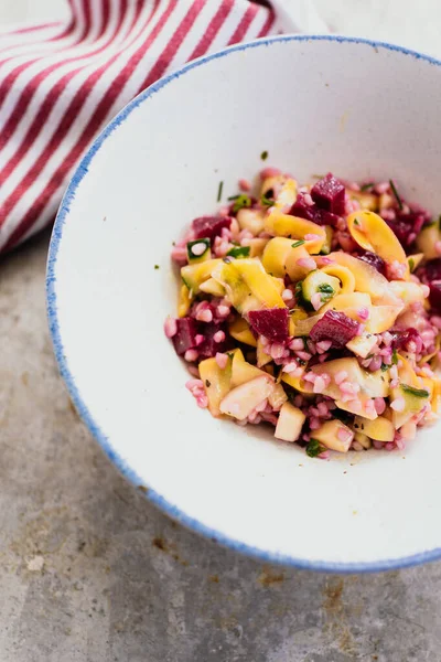 Quinoa Zucchini Rote Bete Und Gurkensalat Einer Schüssel Auf Metalloberfläche — Stockfoto