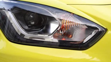 Sinyal lambalı sarı araba farları