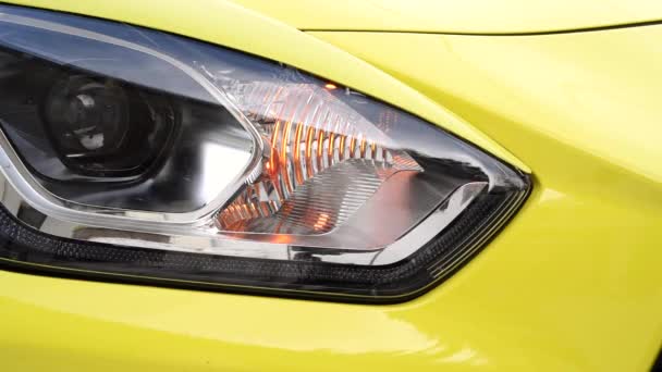 Żółty Reflektor Samochodu Światłem Sygnalizacyjnym — Wideo stockowe