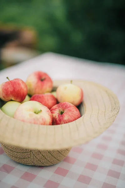 テーブルの上の帽子のリンゴのグループ — ストック写真