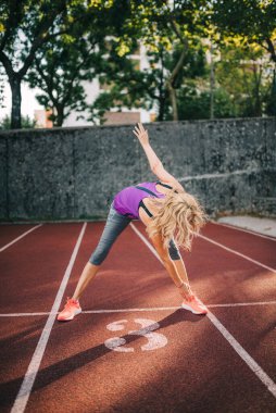 40 'lı yaşlarda orta yaşlı bir kadın dışarıda eğitim görüyor.