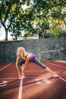 40 'lı yaşlarda orta yaşlı bir kadın dışarıda eğitim görüyor.