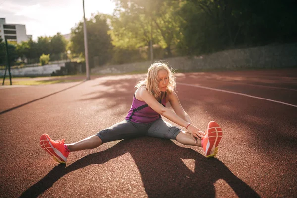 40代の女性の外でのトレーニング — ストック写真