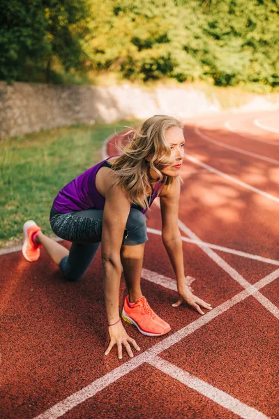 40代の女性が外で運動 — ストック写真