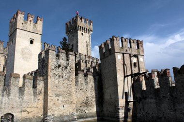Sirmione Castle Kuzey İtalya'daki büyük görünümünü