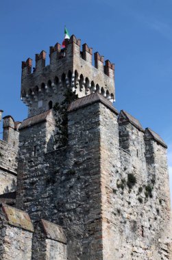 Kule Sirmione Castle ile İtalyan bayrağı, Garda Gölü, İtalya