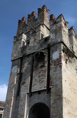 Sirmione castle, Garda Gölü, İtalya için giriş Kulesi ve kapı kemer