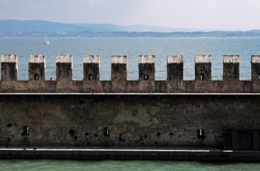 Sirmione Castle dış duvar Garda Gölü manzara, Sirmione, Kuzey İtalya ile