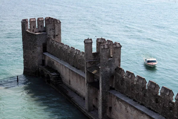 Außenwand Der Burg Von Sirmione Gardasee Mit Einem Boot Der — Stockfoto