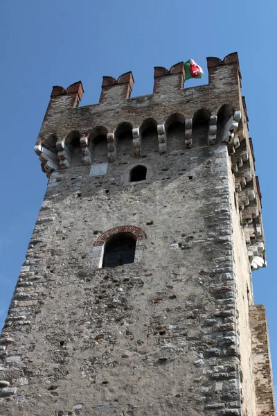 Turm Der Burg Von Sirmione Mit Italienischer Flagge Gardasee Italien — Stockfoto