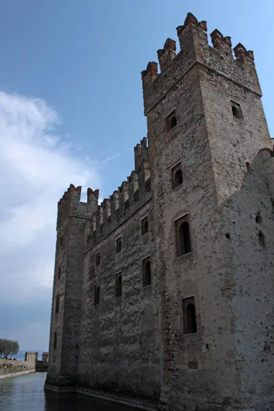 Côté Extérieur Avec Tour Haute Château Sirmione Sur Lac Garde — Photo