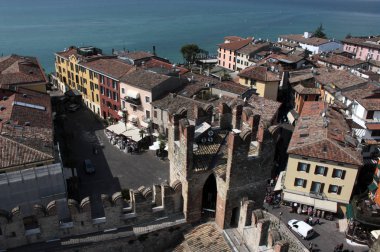 Sirmione şehir merkezinde tower'ın kale üzerinden bir bakış. Garda Gölü, Kuzey İtalya