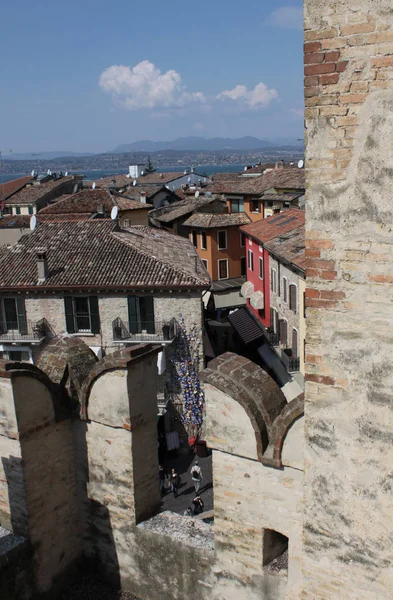 Sirmione Şehir Merkezinde Garda Gölü Nden Onun Kulesi Nın Kalesi — Stok fotoğraf