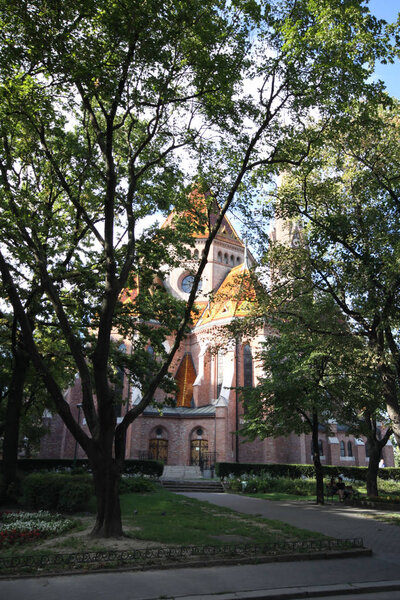 Синагога и сад в еврейском районе Будапешта, Венгрия
