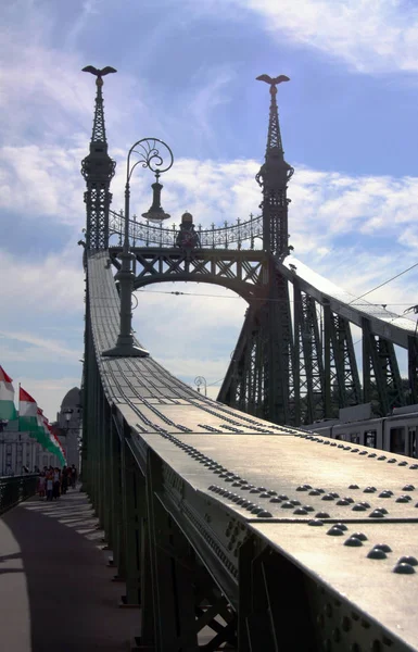 Цепной Мост Будапеште Пересекающий Реку Дунай Соединяющий Буда Хилл Городом — стоковое фото