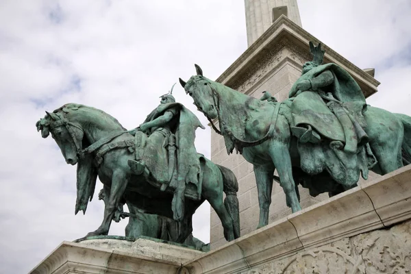 Equestrian monument in Heroes square of Budapest — Stock Photo, Image