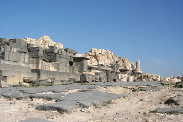 Paved road ruins in roman city of Umm Quais, Jordan — Stock Photo, Image