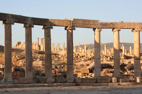 Закат в римском храме Джераша, Иордания — стоковое фото