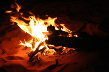 Burnig Şenlik ateşi Jordan 'ın çölünde