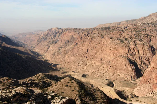 Canyon nebbioso nella riserva di Dana, Giordania — Foto Stock