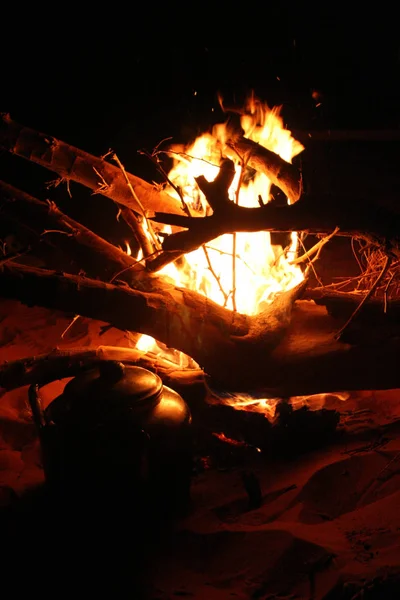 Teekanne am brennenden Lagerfeuer in der jordanischen Wüste — Stockfoto