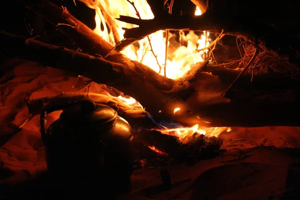 Teapot near burning bonfire in Jordan's desert — Stock Photo, Image