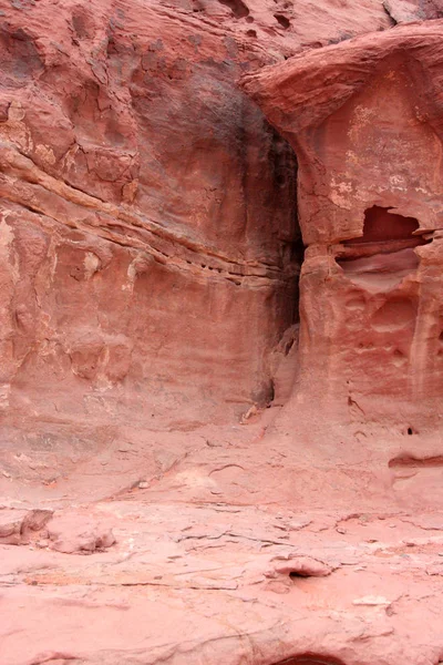 Ściana czerwonej skały na pustyni Wadi Rum, Jordania — Zdjęcie stockowe