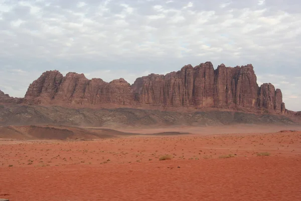 Tájkép vörös hegyek Wadi Rum sivatag Jordániában — Stock Fotó